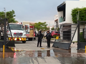 Sicarios tumban port&oacute;n de privada para atacar a balazos una casa, en el sector Norte de Culiac&aacute;n