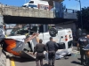 Seis lesionados deja ca&iacute;da de combi de puente vehicular en Tlalnepantla
