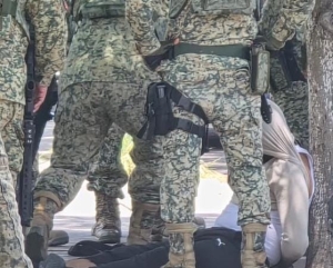 Elementos del Ej&eacute;rcito detienen a dos presuntos delincuentes en las inmediaciones de Palacio de Gobierno