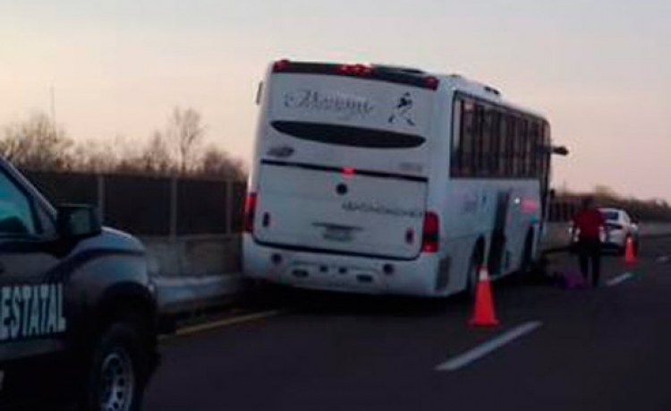 Chocan autobuses en la autopista Mazatl&aacute;n-Culiac&aacute;n, cinco jornaleros resultaron con heridas de consideraci&oacute;n
