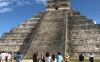 Mujer sube a pir&aacute;mide de Chich&eacute;n Itz&aacute; para cumplir promesa a su esposo fallecido