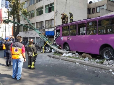 Suman 21 lesionados por choque en Eje 8 Sur; autom&oacute;vil ignor&oacute; sem&aacute;foro