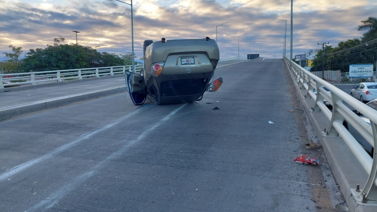 Aparatosa volcadura de veh&iacute;culo sobre el puente del bulevar Arjona: dos heridos, en Culiac&aacute;n
