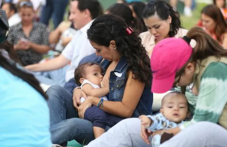 Senos ca&iacute;dos y no amamantar en la v&iacute;a p&uacute;blica, tab&uacute;es de la lactancia materna