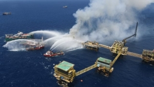 Suman 2 muertos y un desaparecido tras explosi&oacute;n en plataforma de Pemex en Campeche