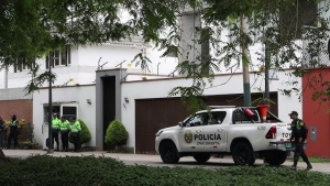 Per&uacute; refuerza asedio policial en la Embajada de M&eacute;xico
