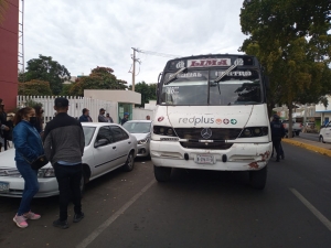 Camionero se estaciona en doble fila y lo surten a golpes durante funeral, en Culiac&aacute;n