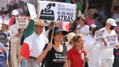 AMLO cr&iacute;tica al INE de nuevo; afirma que nueva marcha del organismo tendr&aacute; la consigna "Garc&iacute;a Luna no se toca"