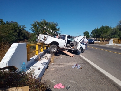 Tres heridos graves en choque de camioneta y auto en carretera, al sur de Culiac&aacute;n