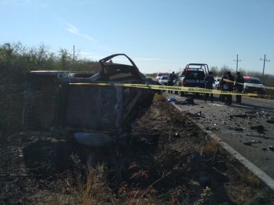 Dos muertos, uno de ellos calcinado, en aparatoso choque carretero a la altura de Higueras de Abuya, Culiac&aacute;n