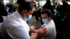 Estos son los riesgos y los beneficios de la vacuna contra la covid en los j&oacute;venes