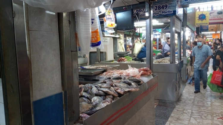 Las pescader&iacute;as inician la Cuaresma con el 'pie izquierdo'