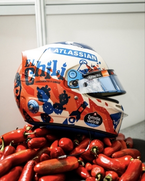 Casco del espa&ntilde;ol Carlos Sainz inspirado en M&eacute;xico