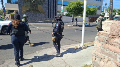 Atacan a balazos a limpia vidrios en Culiac&aacute;n a una cuadra de La Lomita, uno fallece