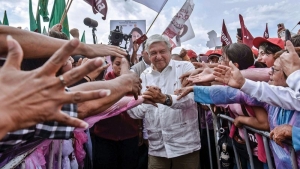 AMLO quiere consolidar un liderazgo mesi&aacute;nico: Enrique Dussel