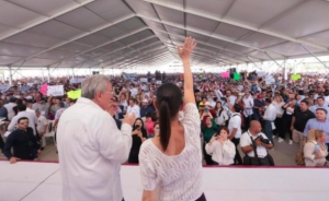 Claudia Sheinbaum: "las mujeres tienen derecho de cumplir sus sue&ntilde;os y ser lo que quieran ser, hasta presidentas", durante su visita a Mazatl&aacute;n
