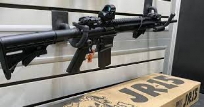 'Como el arma de pap&aacute; y mam&aacute;': lanzan rifle semiautom&aacute;tico para ni&ntilde;os en EU