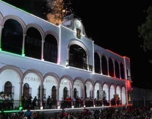 Festival de Fiestas Patrias de la UAS re&uacute;ne a las familias en la explanada del Edificio Central