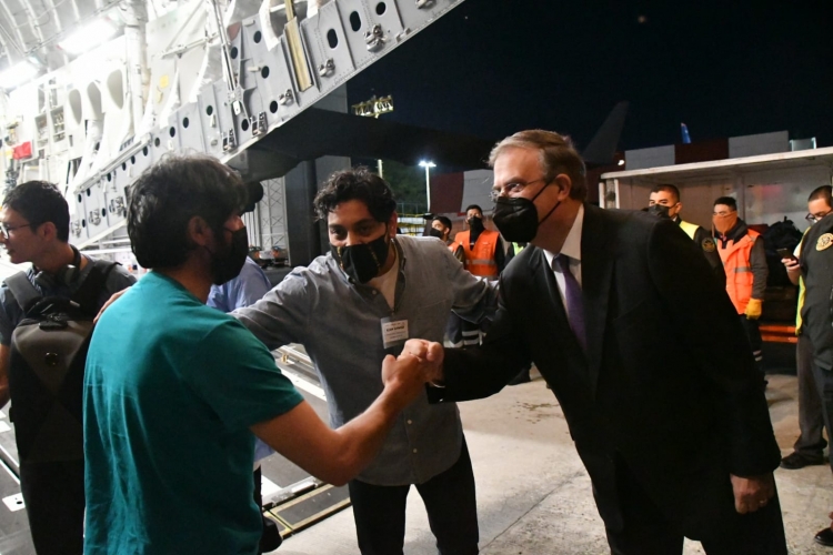 M&eacute;xico recibe a periodistas tras huir de Afganist&aacute;n; atender&aacute; solicitudes de asilo