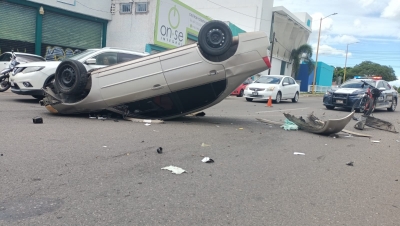 Joven conductora libra el bache, pero no la volcadura en el puente Almada, de Culiac&aacute;n