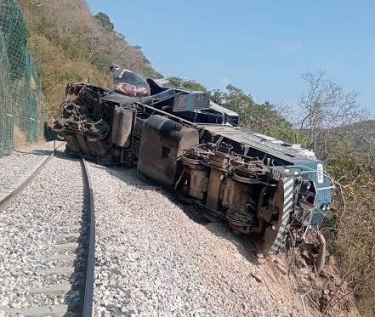 Tren Interoce&aacute;nico descarril&oacute; por exceso de velocidad, confirma la FGR