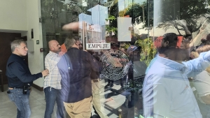 Revientan Guerreros Azules puerta de acceso en el Congreso del Estado; exigen homologaci&oacute;n de sueldos para polic&iacute;as