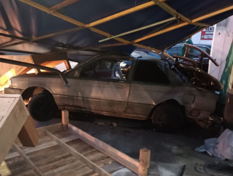 Sin personas lesionadas tras de un autom&oacute;vil contra un negocio, en accidente ocurrido en la colonia Miguel Hidalgo de Culiac&aacute;n