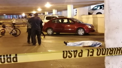 Asesinan a un hombre en estacionamiento de centro comercial
