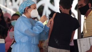 Anuncian vacunaci&oacute;n contra COVID-19 para todos los menores de 15 a 17 a&ntilde;os