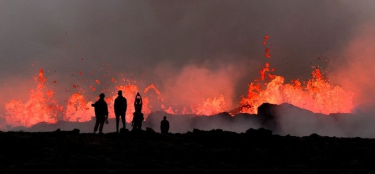 Turistas curiosos acuden a ver la lava de la reci&eacute;n erupci&oacute;n en Islandia