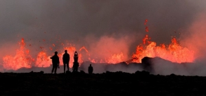 Turistas curiosos acuden a ver la lava de la reci&eacute;n erupci&oacute;n en Islandia