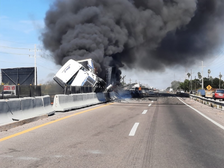 Se incendia tr&aacute;iler en choque sobre carretera Culiac&aacute;n-Eldorado