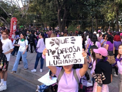&iexcl;Se&ntilde;or, se&ntilde;ora, no sea indiferente, se mata a las mujeres en la cara de la gente!