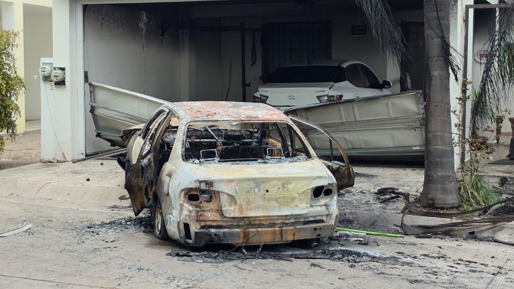 Vandalizan vivienda y queman veh&iacute;culo tras presunto despojo en Culiac&aacute;n