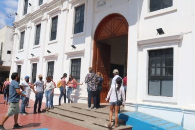 Vendedores del malec&oacute;n de Altata se plantan en el Ayuntamiento, piden los dejen trabajar