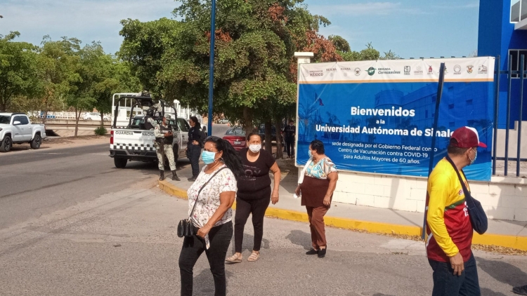 Se quejan adultos mayores del estricto control de la vacunaci&oacute;n