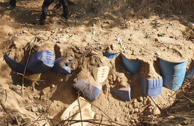 SEDENA y Polic&iacute;a Estatal aseguran tambos y bidones con sustancias qu&iacute;micas; estaban enterrados 