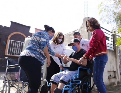 A domicilio entrega el DIF sillas de ruedas, bastones y pr&oacute;tesis