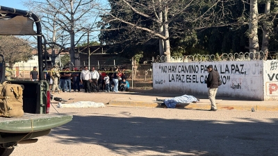 Ejecutan de varios balazos a 2 menores de edad que iban en moto, en Villa Ju&aacute;rez, en Navolato