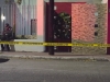 Dejan corona de flores en casa de la diputada Paola Garate en Culiac&aacute;n