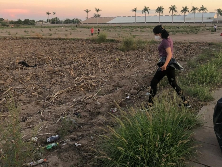 Regidor de Navolato limpia bulevar de basura, pide ayuda al Ayuntamiento