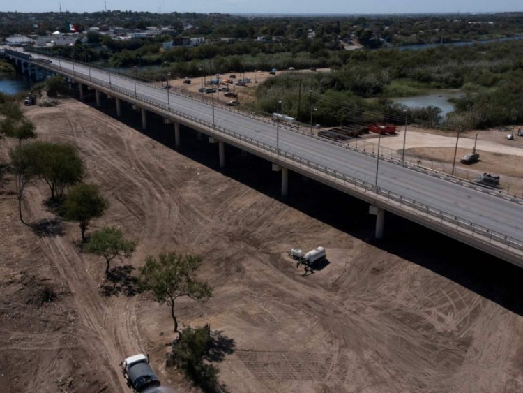 EU reabrir&aacute; cruce fronterizo de Texas tras desalojo de migrantes