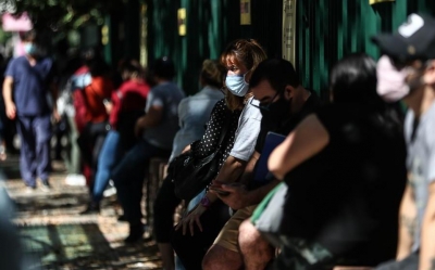 Hospitales de Buenos Aires registran largas filas para hacerse pruebas de covid-19