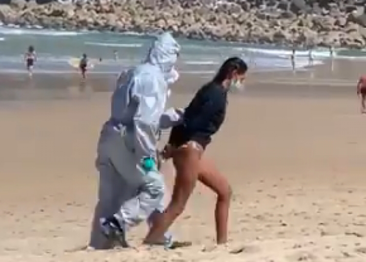Someten y detienen a mujer que sale a surfear por ser positivo de covid-19 en Espa&ntilde;a