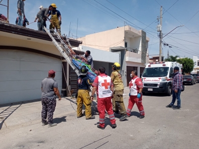 Alba&ntilde;il se electrocuta y cae de segundo piso en Villas del Real; se lo llevan a Urgencias a una cl&iacute;nica