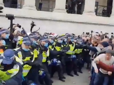 Se enfrentan polic&iacute;as y manifestantes anticonfinamiento en Londres