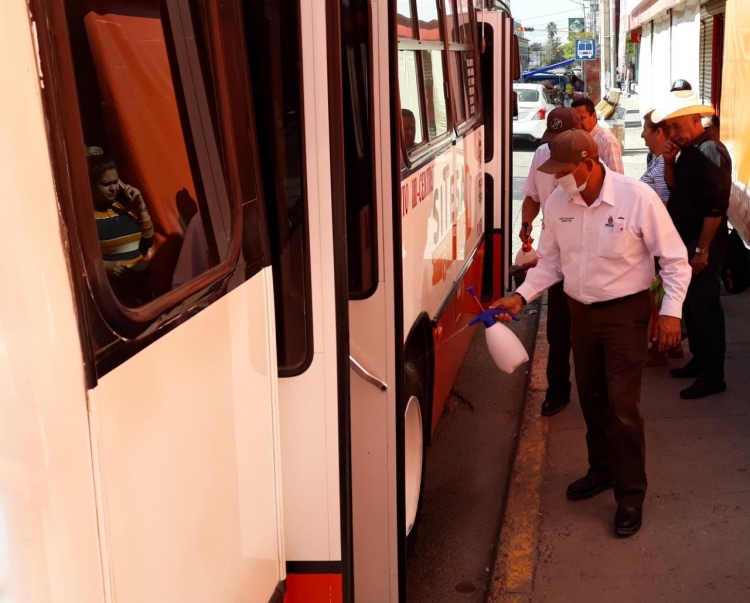 Tercer d&iacute;a de operativo desinfectar y fumigar camiones urbanos en Guam&uacute;chil