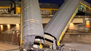 En Alemania caen dos vagones de un puente tras choque de trenes