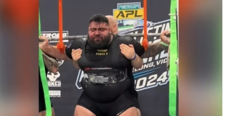 Suda sangre levantador de pesas australiano en torneo de powerlifting