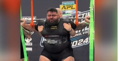 Suda sangre levantador de pesas australiano en torneo de powerlifting